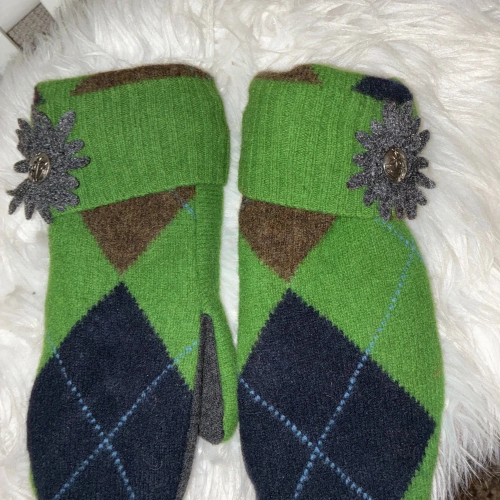 Artwork Mittens/Gloves gently‎ used.